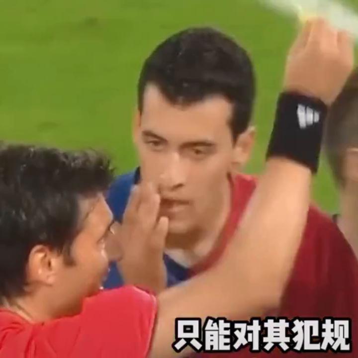 当代足球界最具影响力的两位球王,足球界的三大球王哪个更厉害