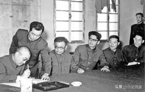 76年周总理遗体火化前，乔冠华抱棺痛哭：我来做您的儿子为您送行