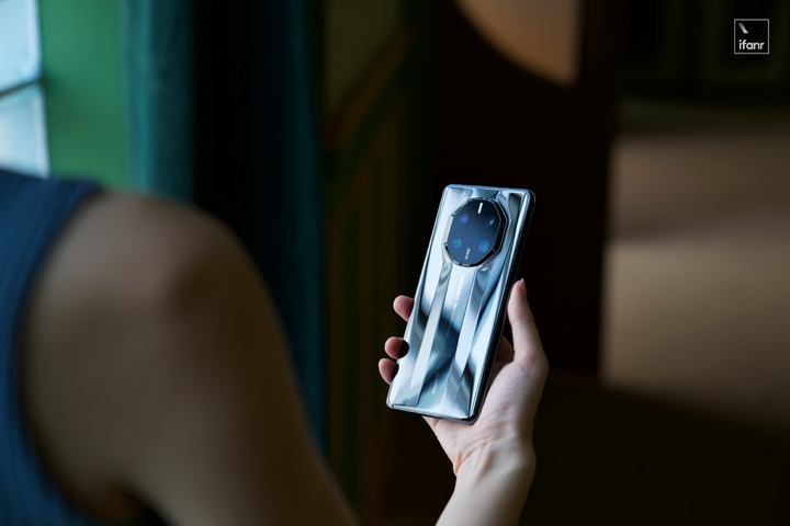 华为Mate50RS保时捷设计体验：生而峥嵘的「少数产品」