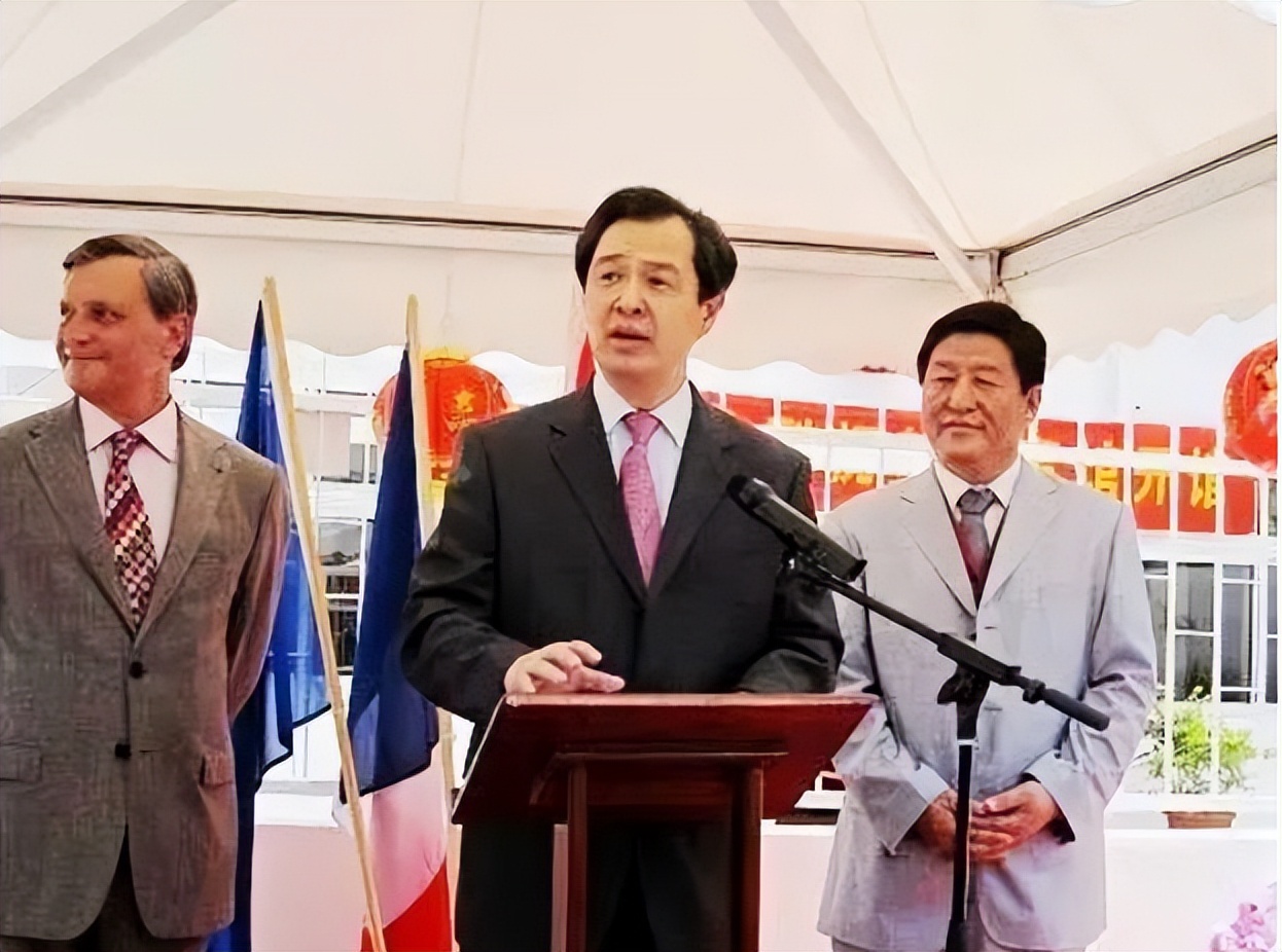 五星红旗迎风飘扬听从祖国的召唤,少先队员召唤五星红旗特效