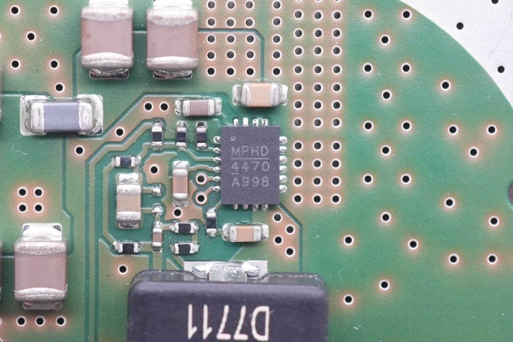 宝马5系无线充电拆解,宝马5系充电器怎么拆
