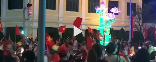 国足输给越南后越南球迷反应,越南3:1国足赛后球迷狂欢