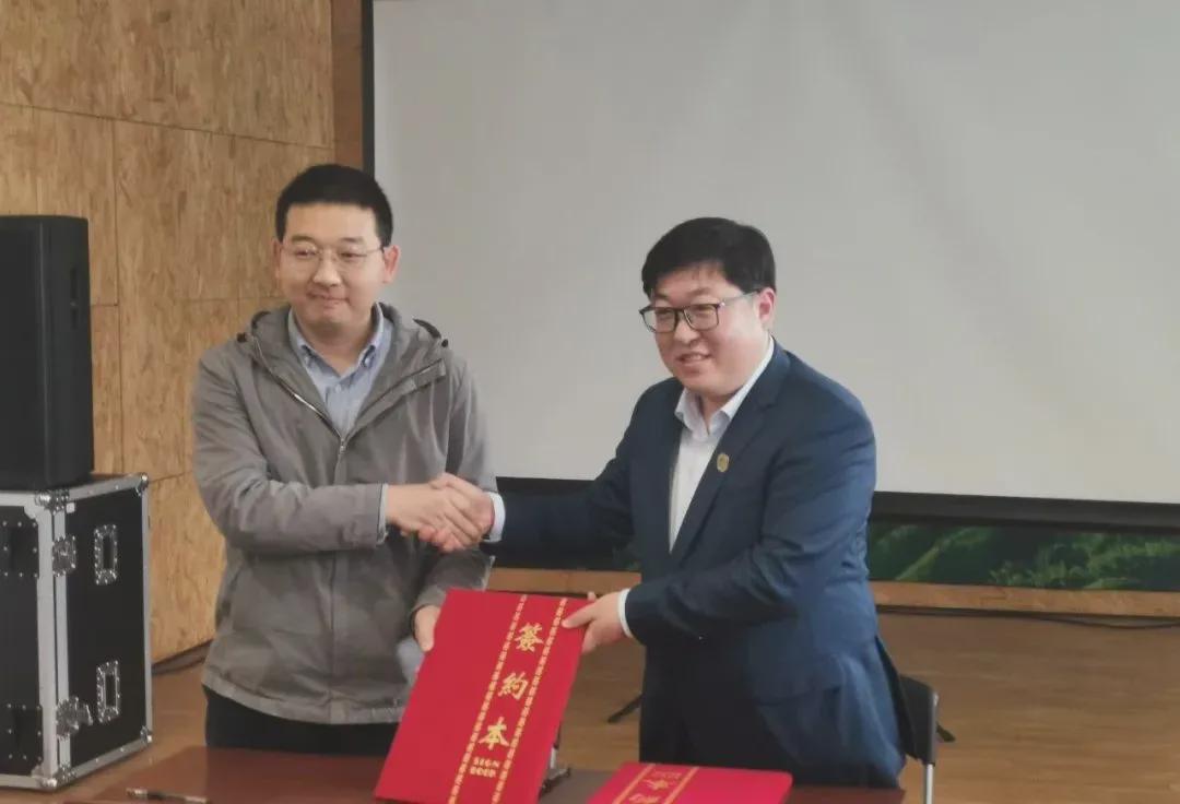 拿奖到手软的学生,拿奖状拿到手软