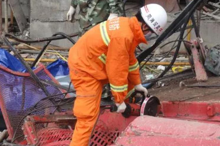 建筑工程施工人员伤亡怎么处理,建筑施工造成路人伤亡谁承担责任