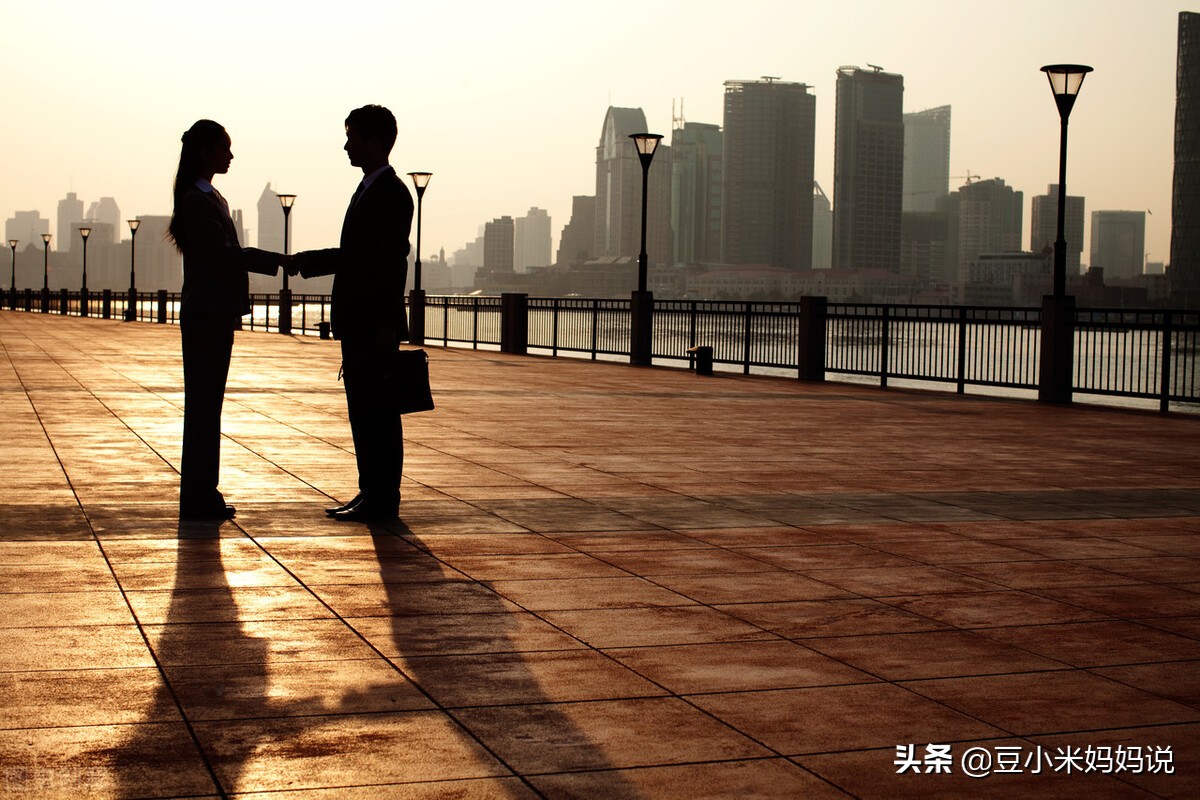 初中女生早恋家长怎么沟通和对付,女儿早恋需要跟男方家长沟通吗