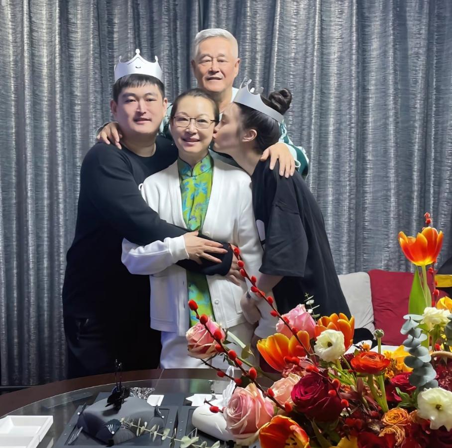 赵本山女儿晒结婚证件照,赵本山为女儿官宣恋情