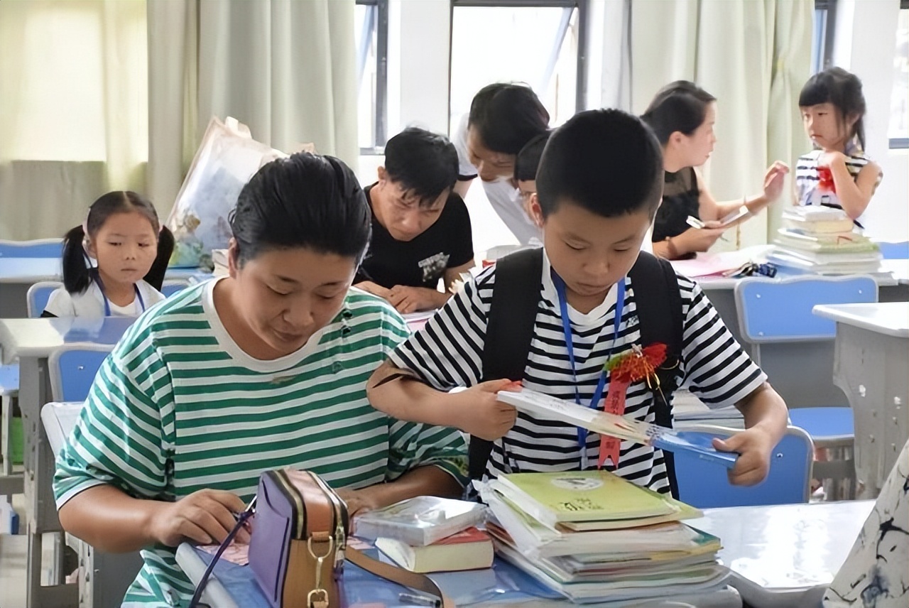 幼儿园老师因包包被家长投诉后续,西安一小学生被家长投诉