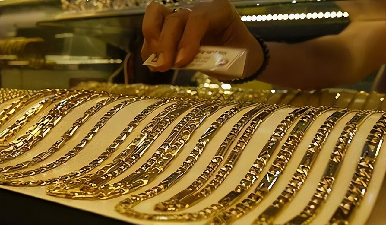 印度人嘲讽中国游客穷，根本不购买东西，到底为什么?