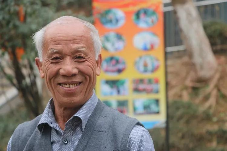 盛红梅对她爹说，“爸爸，你又发脑梗，我在孝顺与怨恨中纠结啊”