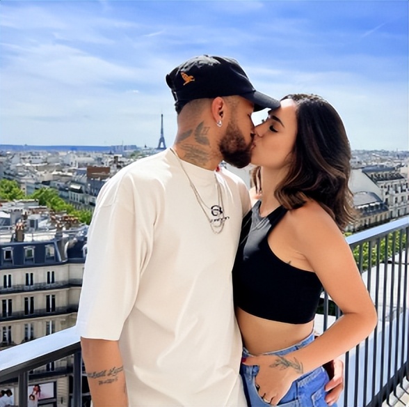 梅西获得金球奖c罗握手梅西,梅西工资卡给老婆