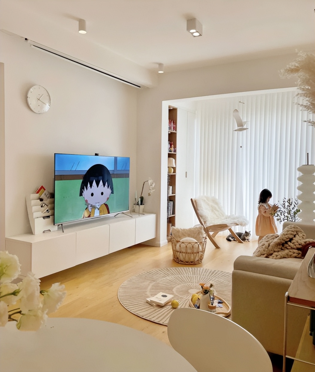 电视挂墙上还是放电视柜上好?区别很大,别搞错了