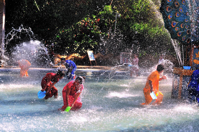 云南泼水节消防车,云南泼水节视频