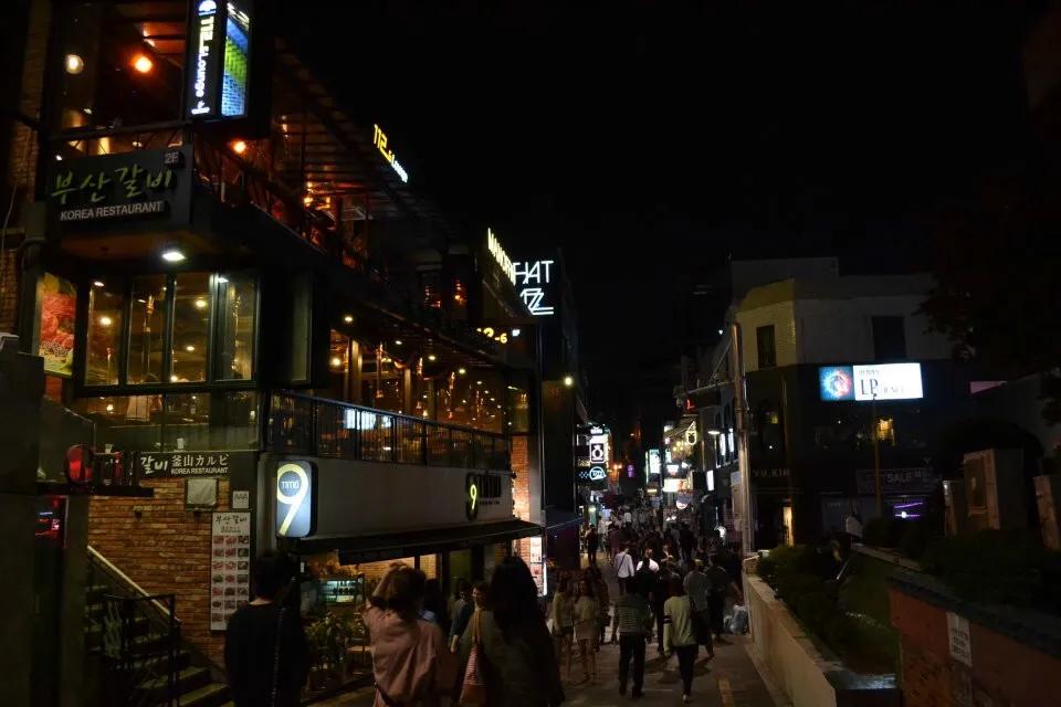 1.4公里的街上挤满了10万人，梨泰院是干嘛的，为啥这么多人