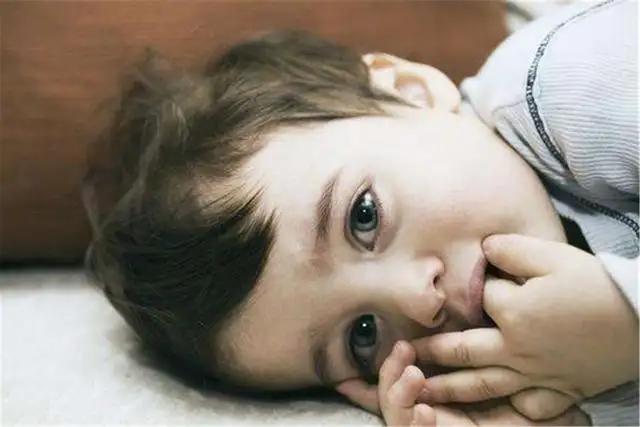 下巴后缩和下巴短怎么区分,下巴短小的原因