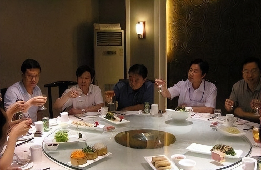 银行职员和普通员工的区别,银行工作人员和公务员一样吗