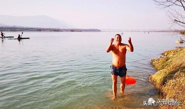 冬泳爱好者低温中畅游泳,冬泳爱好者激情畅游越冷越泳