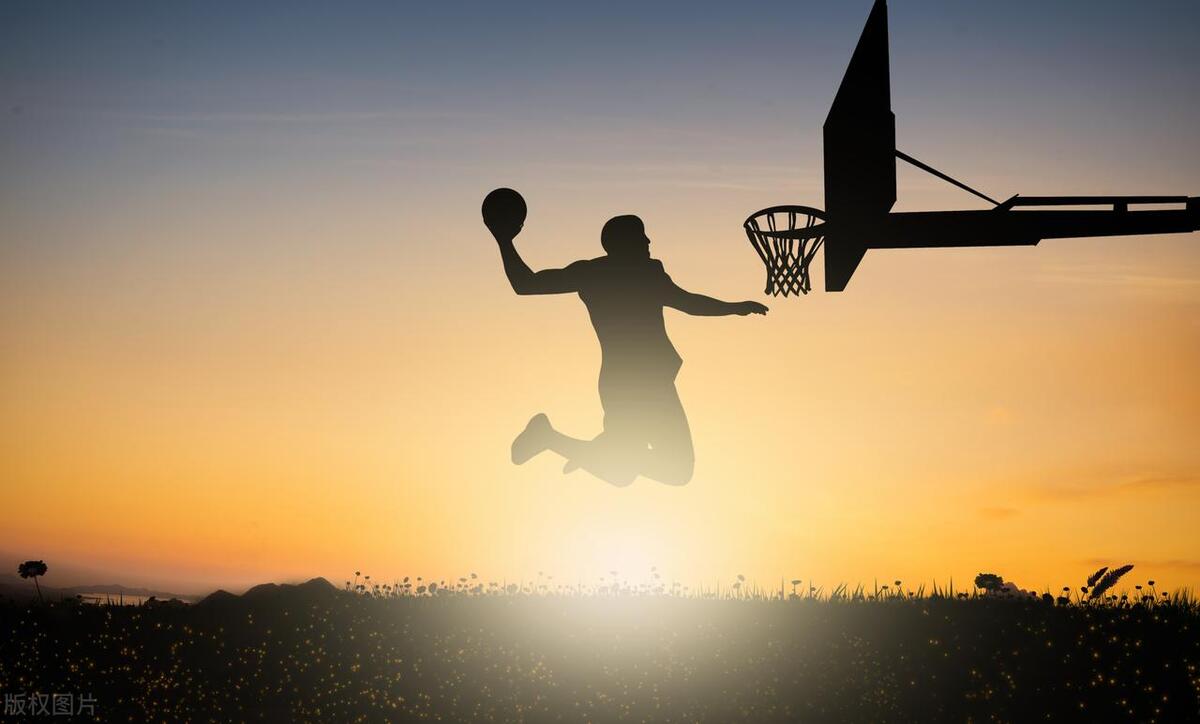 篮球规则里进攻犯规怎么判定,篮球中什么才进攻犯规