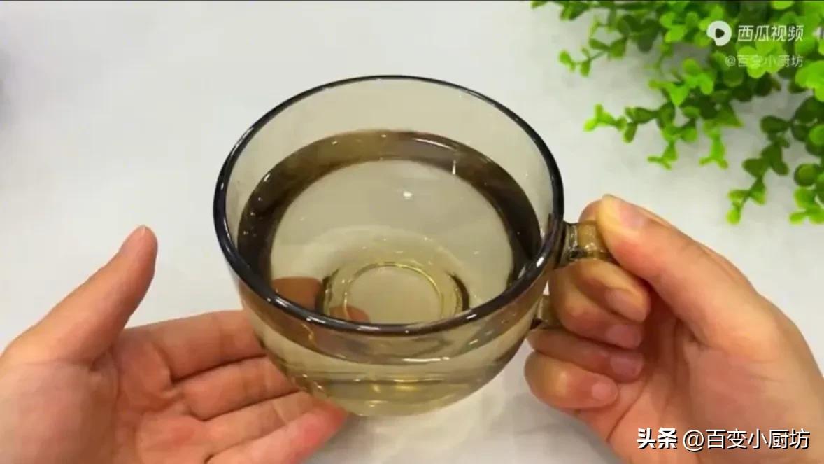 早晨第一杯水怎样喝才是正确的,清晨起床第一杯水喝多少合适