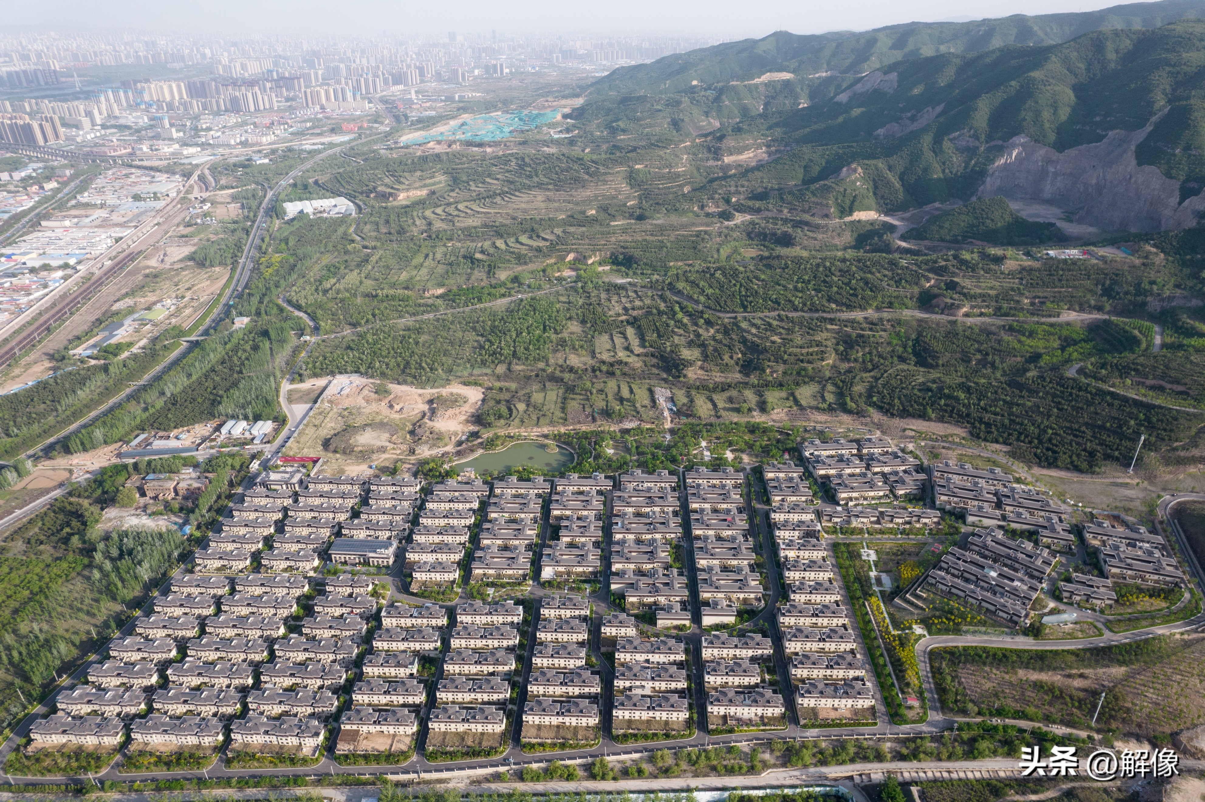 在太原泉域一级保护区的森林公园内，有一座大型别墅群！