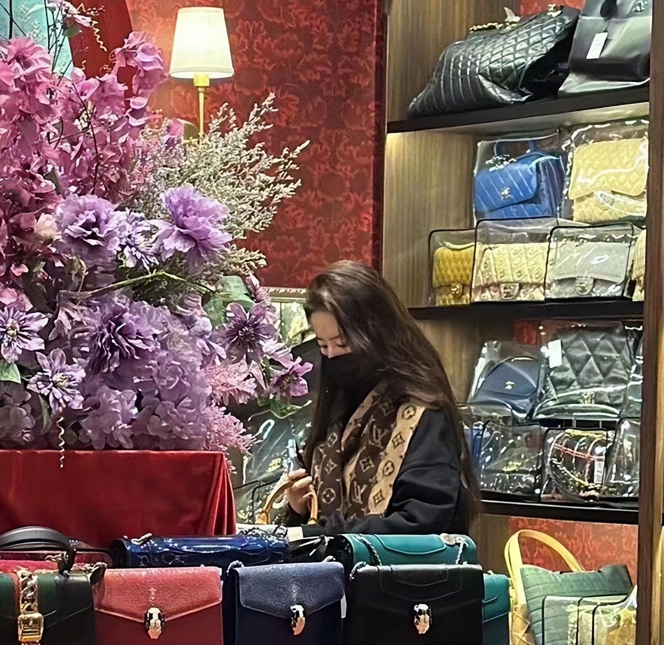 刘亦菲穿西装和风衣,刘亦菲现身巴黎戴墨镜