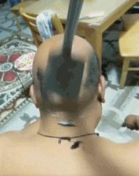 “姑娘你不能挡一下那里么？那东西让人看了很难为情”哈哈哈