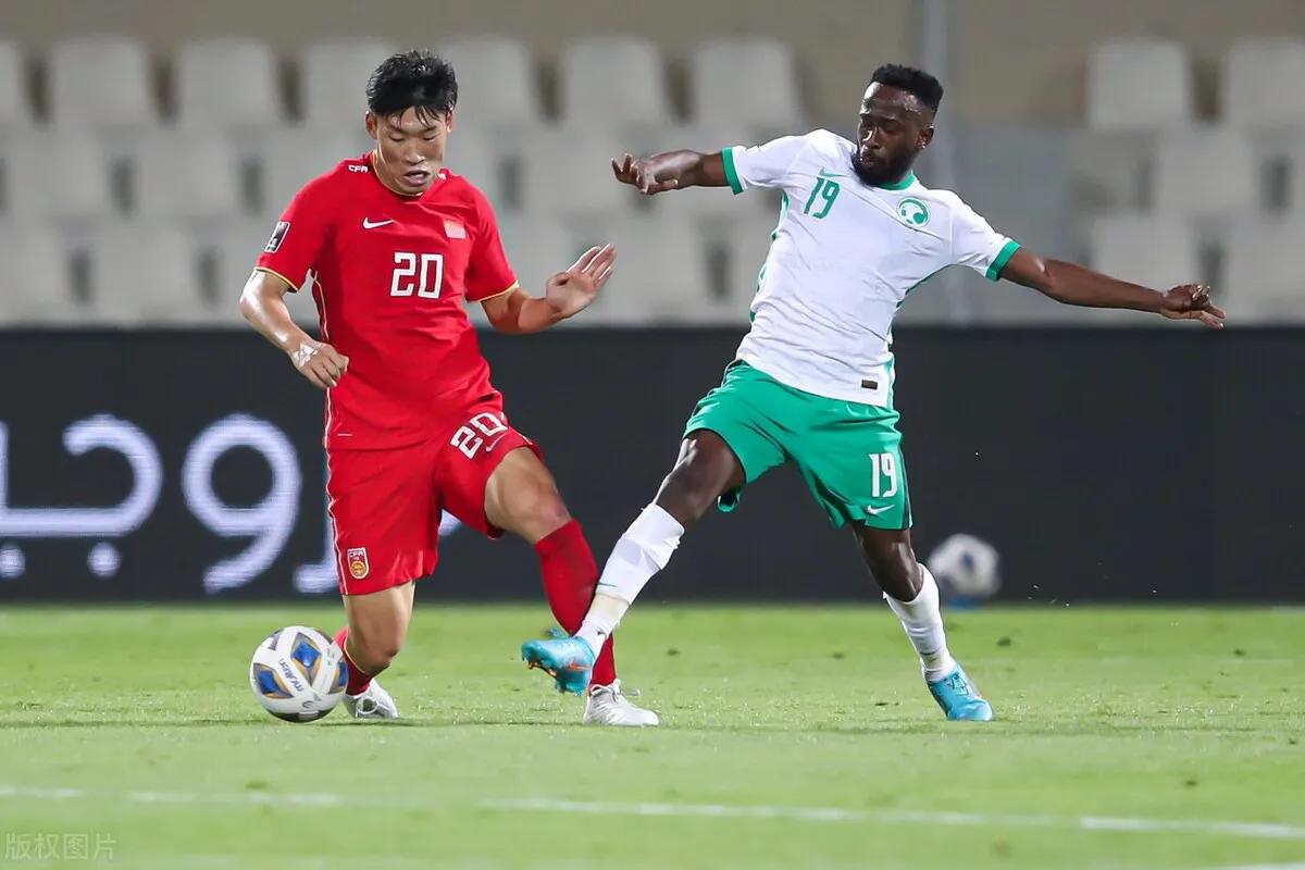 国足1比1平沙特！3功臣背后一水货，拖戴伟浚后腿，李霄鹏信错人