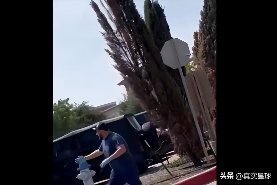 全美愤怒！枪手*杀屠**购物中心，现场死伤惨重如地狱，民众：习惯了