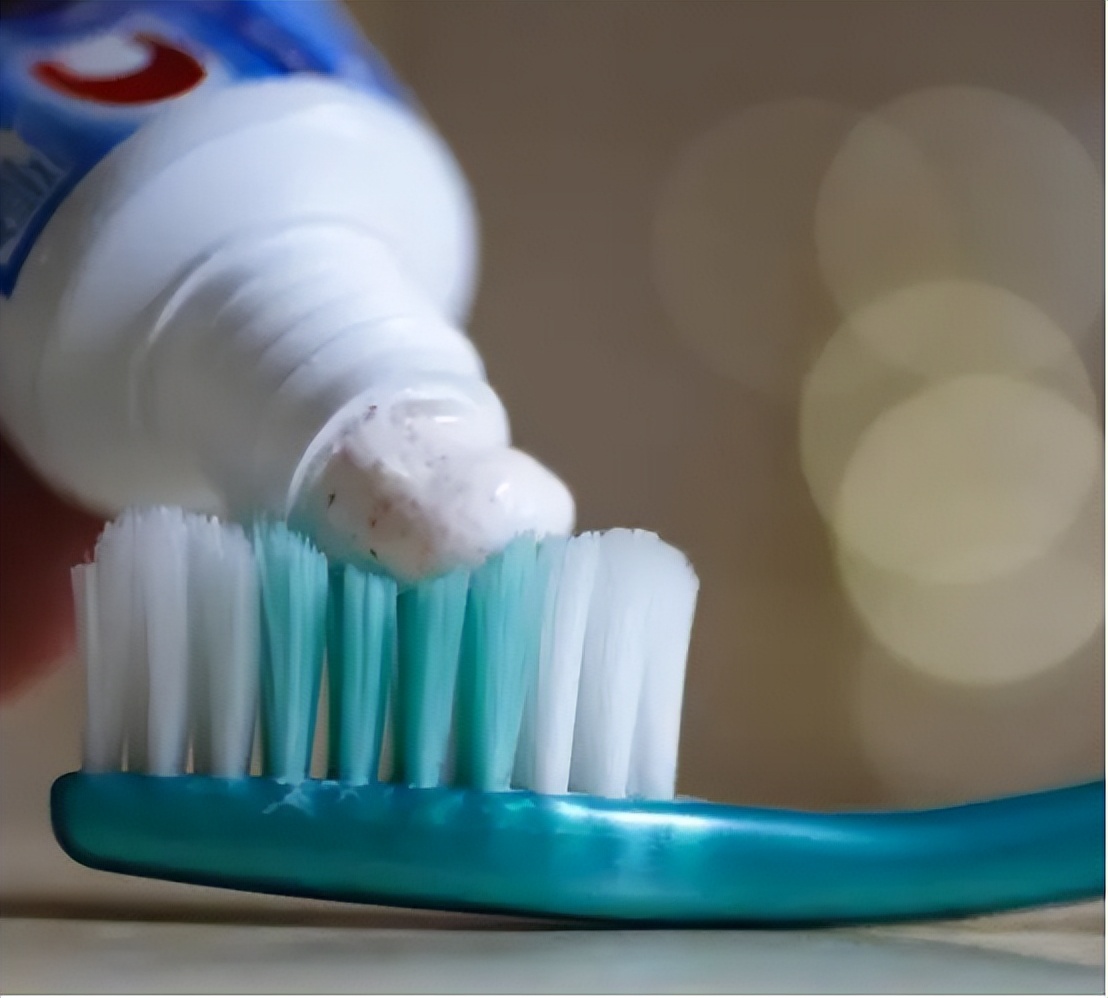 让牙齿变白的几种刷牙法,牙齿又黄又臭教你一招刷牙