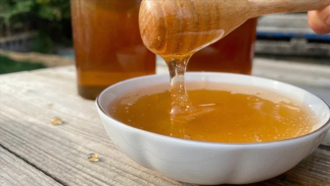 使用蜂蜜做面膜的正确方法,家庭自制蜂蜜面膜怎么做的呢