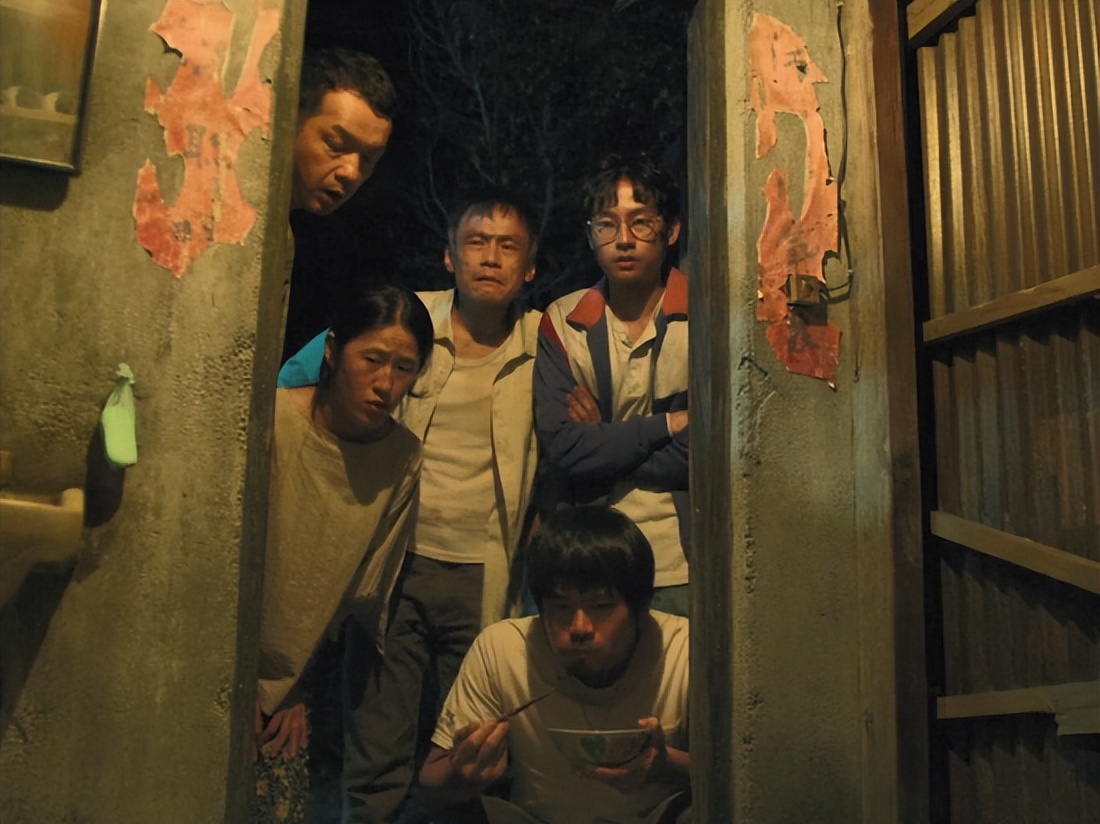 比《哭悲》还上头？逃犯吃屎，警察“全裸”查案，致敬《无间道》