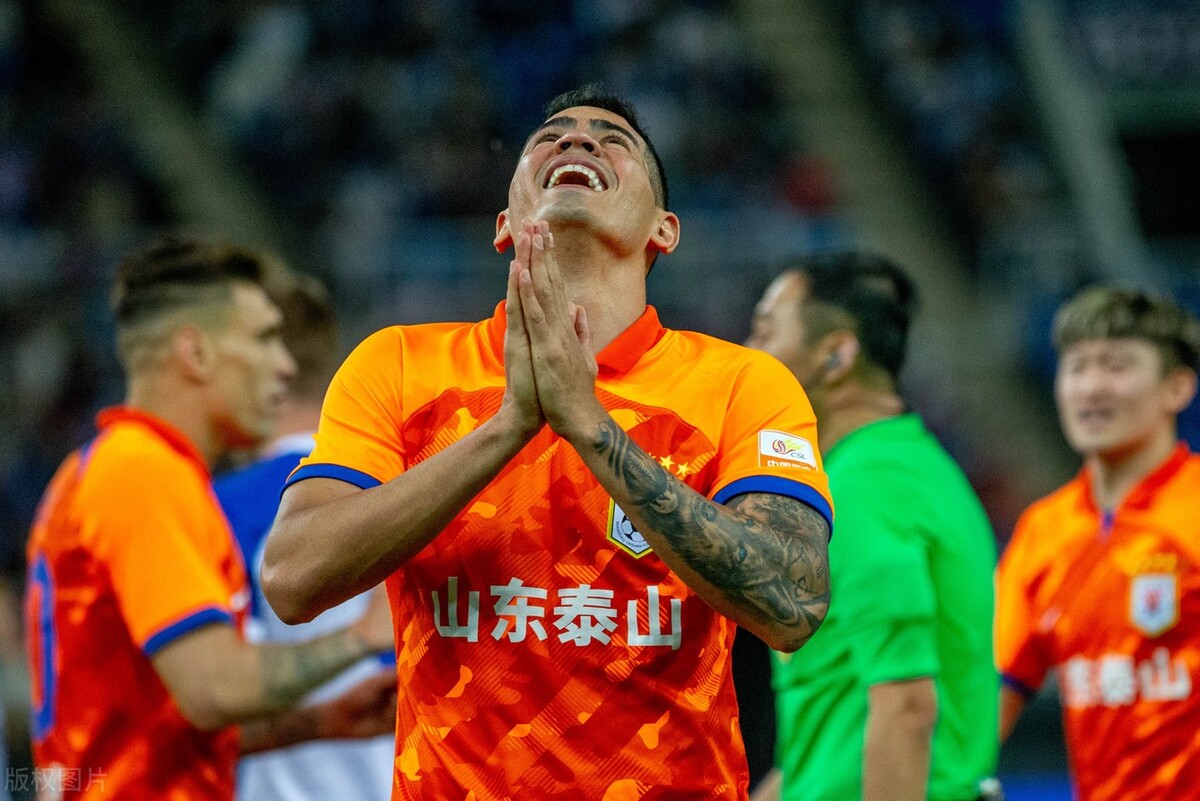 主裁判刘威6次争议判罚,中超山东泰山队天津主裁刘威