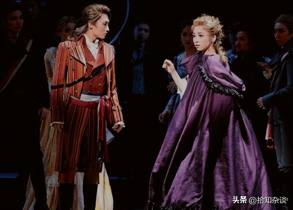 音乐剧《毛发》中，歌词*力暴**的转变，肢体历史的融合