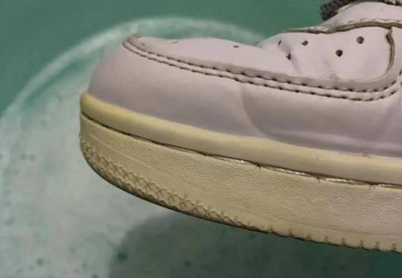 小白鞋变成黄色了怎么办,小白鞋变成小黑鞋怎么洗更干净