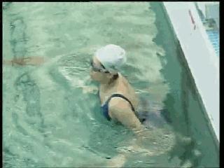 仰泳换自由泳的切换分解动作图解,混合泳仰泳后滚翻动作要领