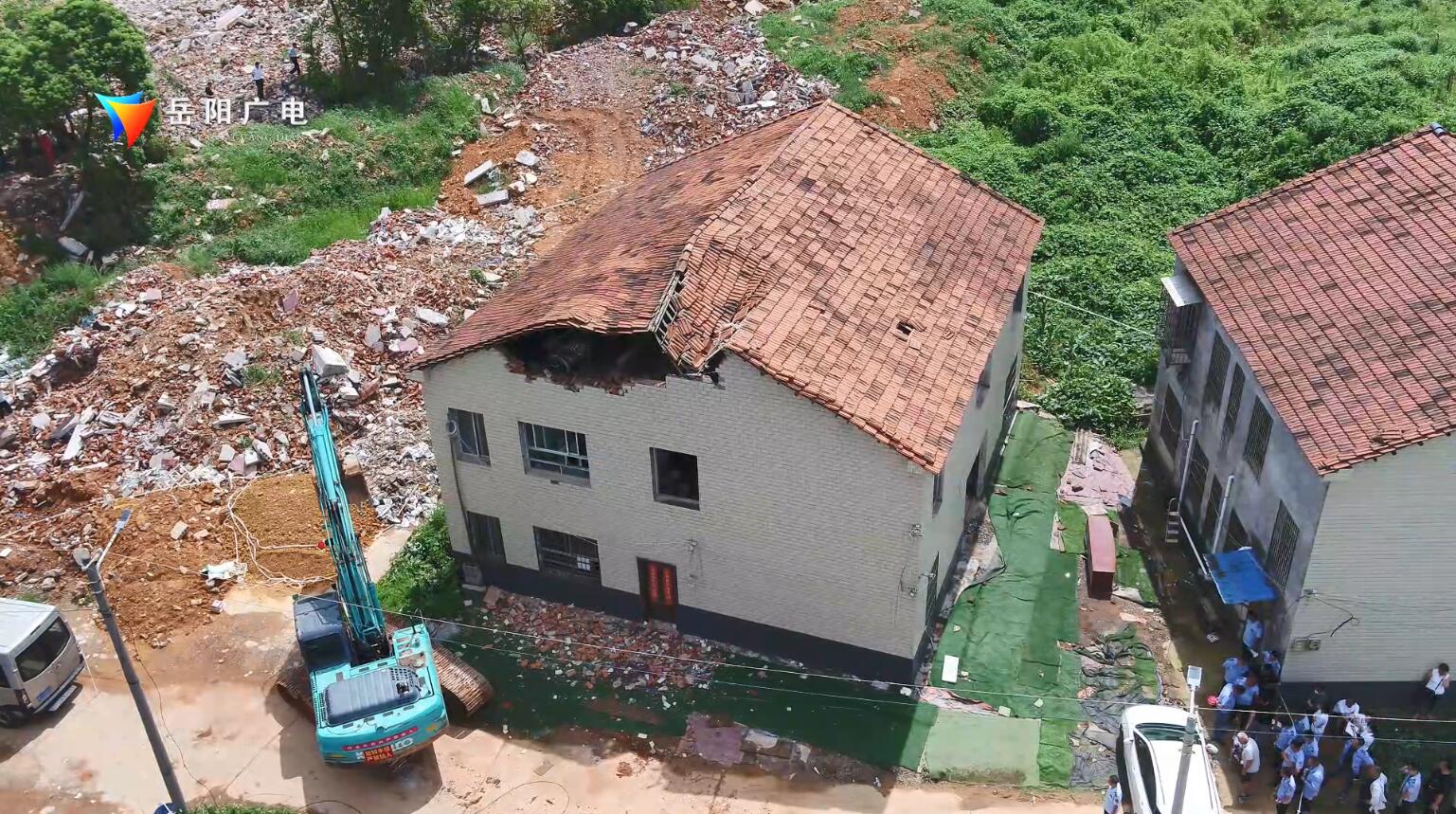 市禁违办“让*党**旗在禁违一线高高飘扬”志愿活动走进岳阳经开区木里港管理处辖区羊角山社区