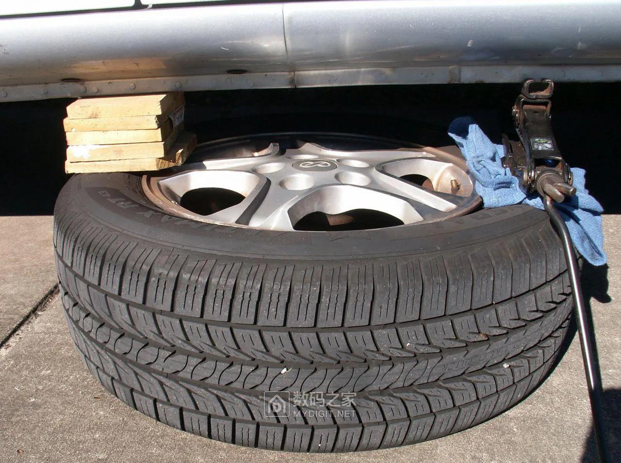 免扒胎机在家更换汽车气嘴或者内置式胎压传感器的方法