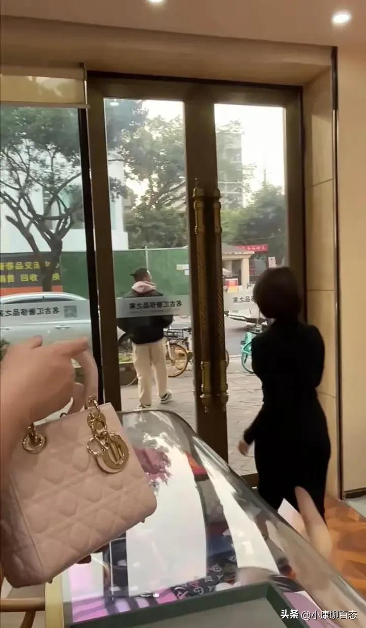 女子相亲带男生去买包,相亲女带相亲男的去买衣服