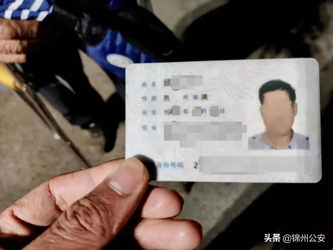 六旬老伯迷路救助民警温暖回家路,年满七旬迷路民警暖心及时救助