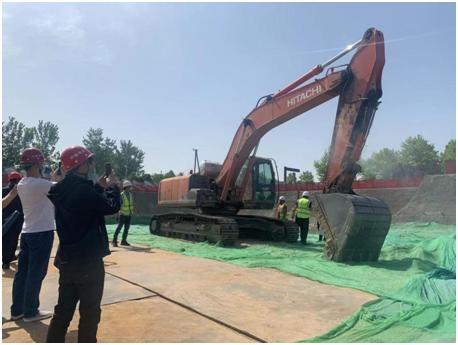 降尘新标杆智启“西安蓝”——白桦林天成作为扬尘治理模范工地接受同行观摩学习