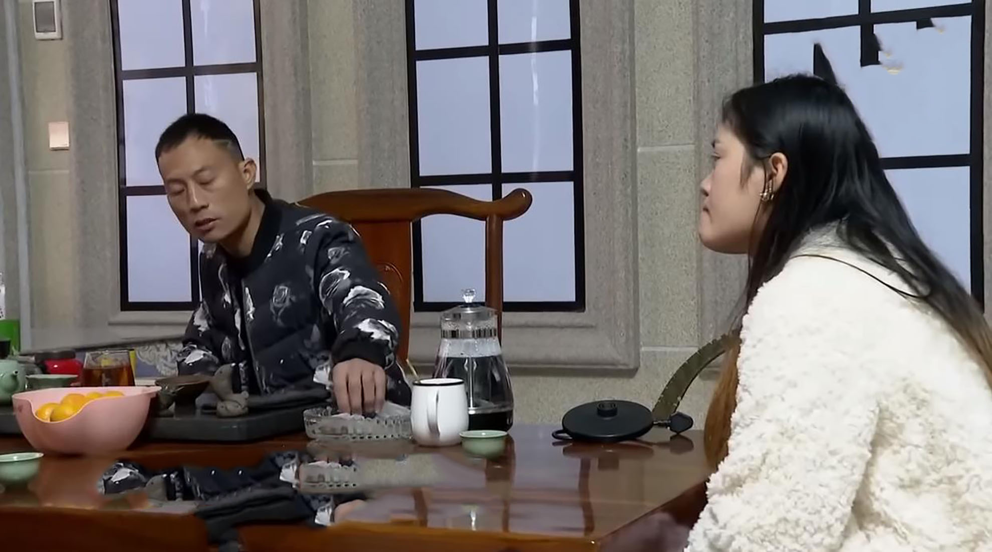 丈夫投资失败妻子摆摊还债,丈夫向妻子娘家借钱创业