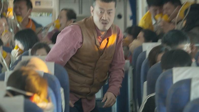 飞机挡风破裂数百人被困万米高空,玻璃破裂飞机迫降视频