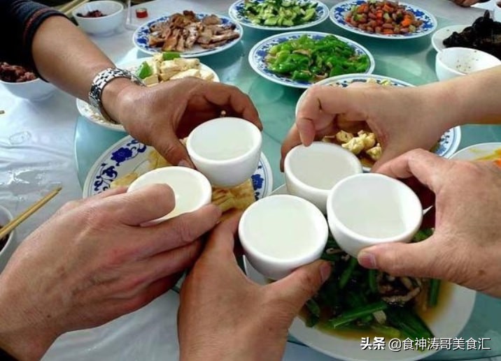 河南人喝酒招待人,河南人宴请朋友喝什么酒