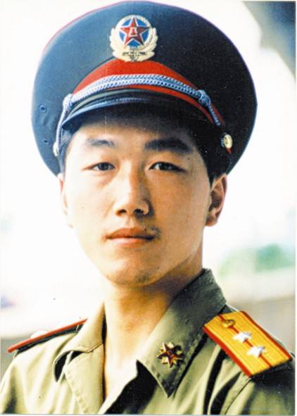 当年“小平您好”4字横幅：横幅用的是床单，笔用的是抹布