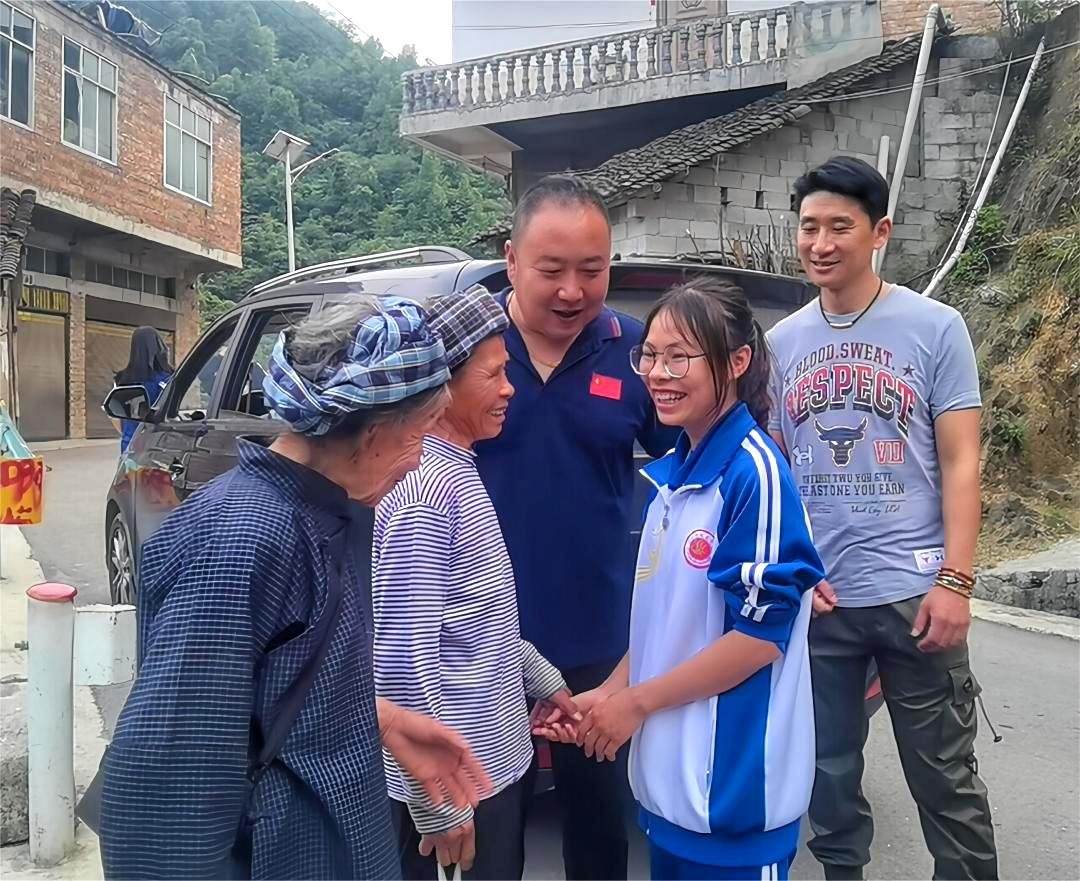 这里山乡气象新丨听，“警察教练”和女孩们的足球梦