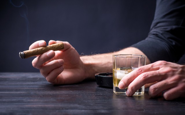 面对酗酒老公怎么办,遇上一个酗酒如命的老公该怎么办