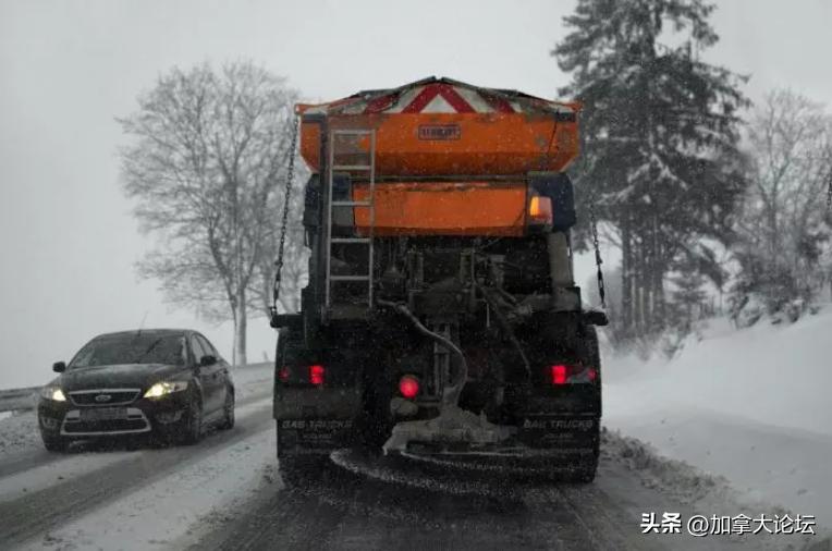 冬季道路撒盐对车有什么影响,如何防止冰雪路面打滑