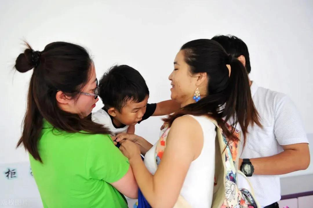 刚入园的宝宝哭怎么解决,宝宝上幼儿园哭得撕心裂肺怎么办