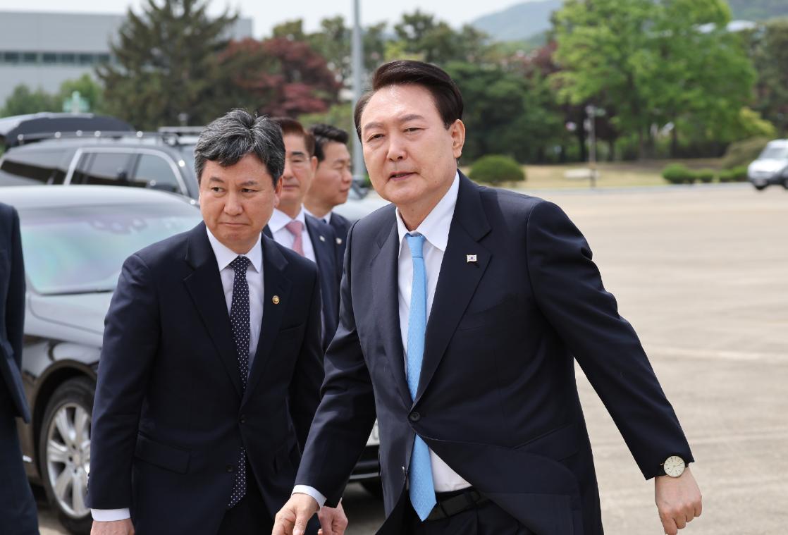 韩国第一夫人穿着,韩国第一夫人绿色礼服