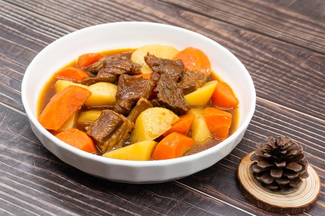 土豆和牛肉一起怎么炖才好吃呢,土豆炖肉和什么菜搭配好吃