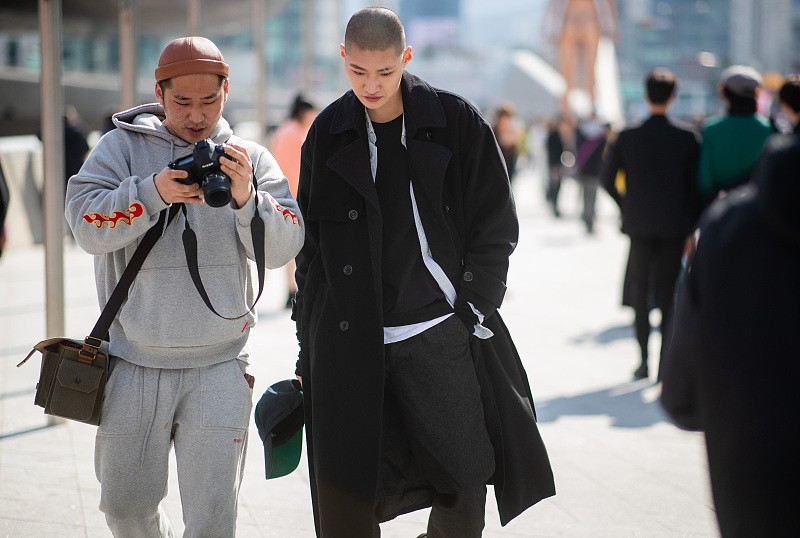 韩国男人的穿搭技巧是什么,男生韩版宽松休闲裤搭配什么好看